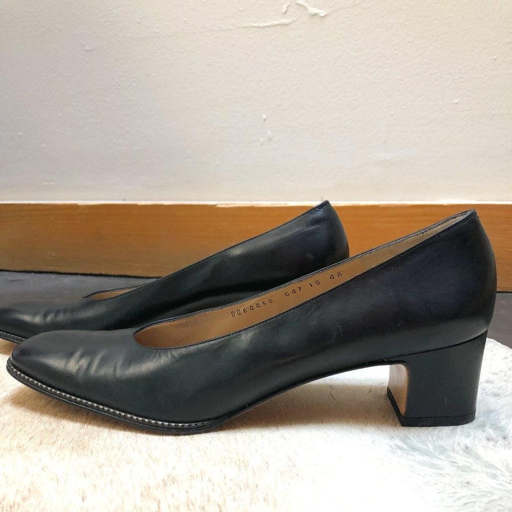 Salvatore Ferragamo Black Leather Pump with 2" heel sz10 4A *EXTREMELY NARROW*